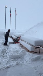 Neve sulla terrazza del rifugio Chabod